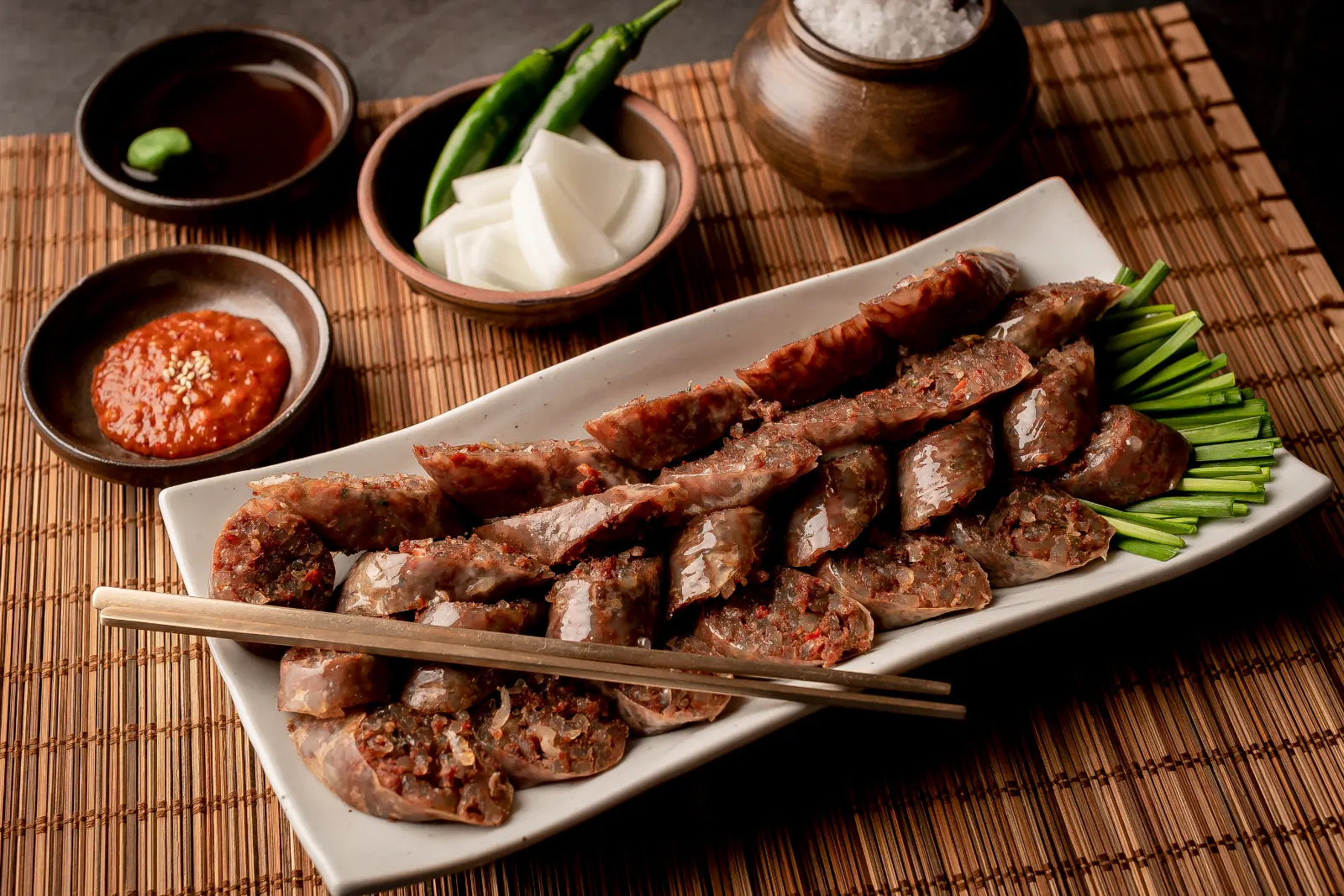 속을 꽉 채운 순대 한 접시와 쌈장, 새우젓