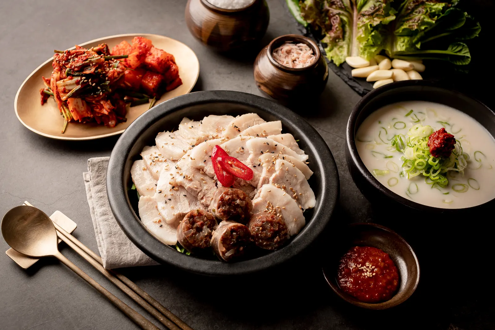 수육과 순대, 돼지국밥이 함께 나오는 수변최고돼지국밥 상차림