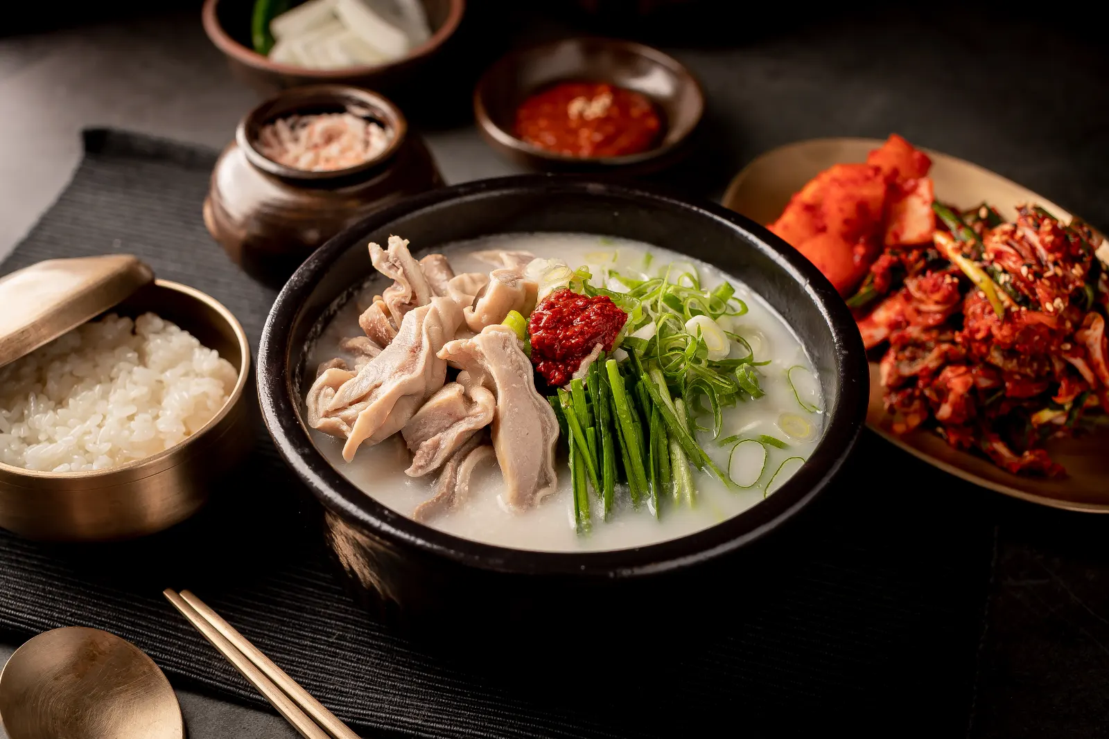 내장국밥과 공깃밥, 김치가 차려진 상
