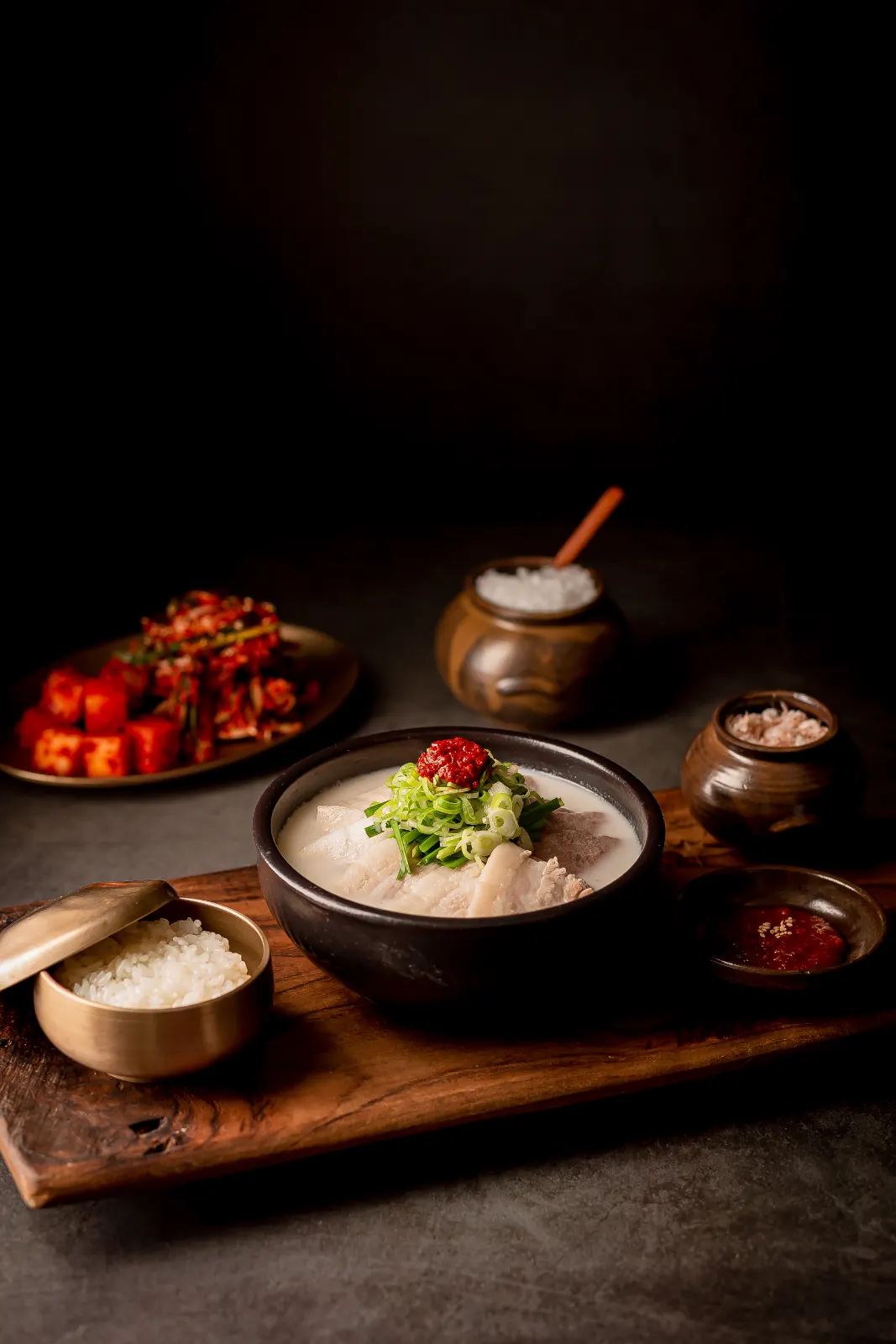 나무 도마 위에 차려진 국밥 한 상