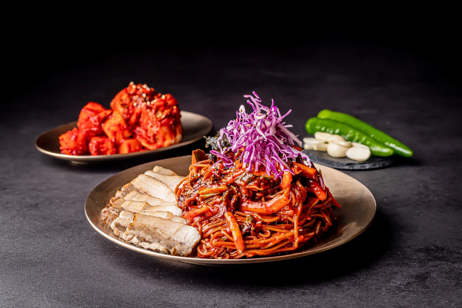 수육과 매콤한 비빔막국수 한 접시