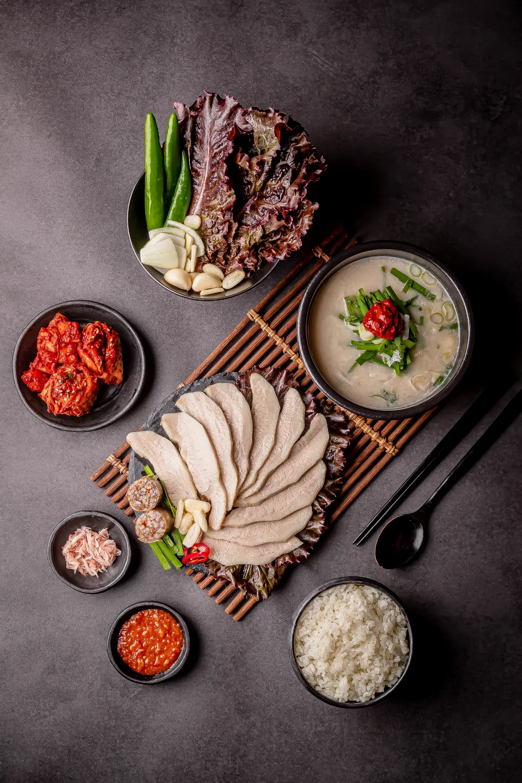 항정수육과 국, 밥이 따로 차려진 항정수백
