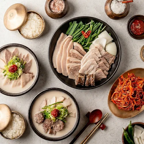 국밥 2그릇과 모둠수육, 매운파채가 차려진 수변 커플세트