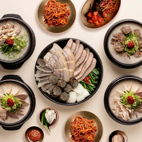 국밥 4그릇과 모둠수육, 매운파채가 차려진 수변 4인세트
